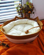 Katzenbett mit Kissen und Spielball in Beige - Happy Scratchy