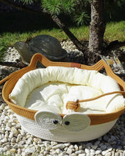 Katzenbett mit Augen und Spielball in Beige im Garten - Happy Scratchy