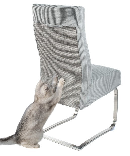 Katze kratzt an Stuhlhusse grau mit Kratzmatte - Happy Scratchy
